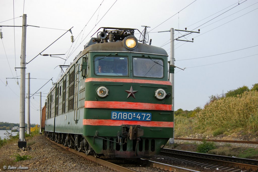 Electric locomotive VL80K-472 with train by Vadim Anokhin