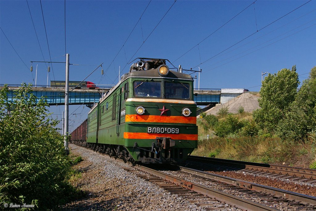 Electric locomotive VL80K-069 with train by Vadim Anokhin