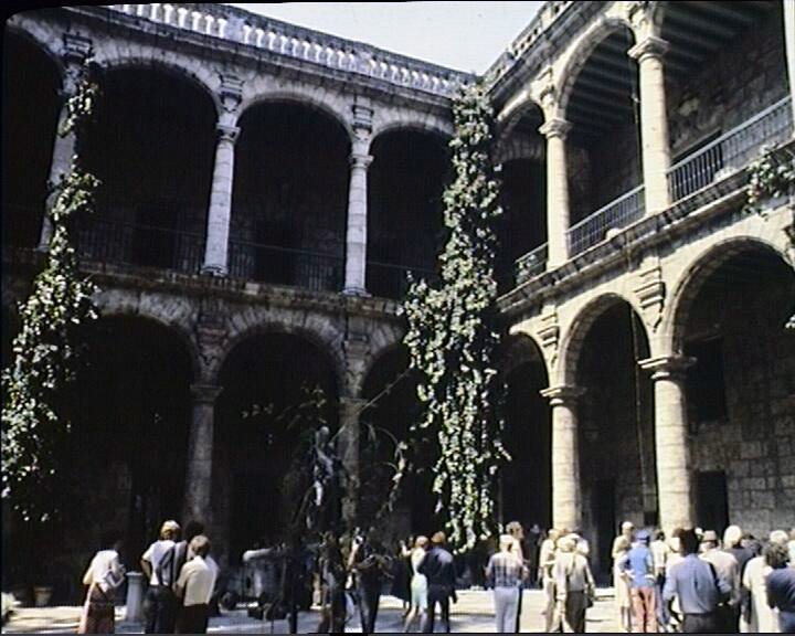 La Havane - le patio du Musée Municipal (ancien "Palacio de los Capitanes Generales" by Carré