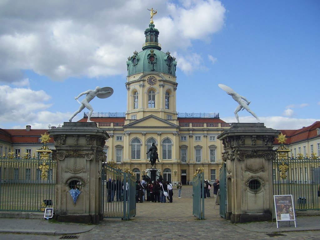 Der Haupteingang zum Charlottenburgschloss by Walid Lotfy 73