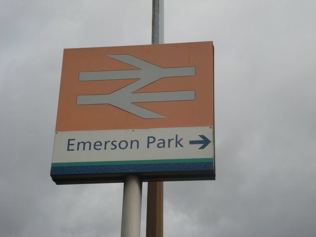 Emerson Park Station - © Émerson Zanoni by Émerson Zanoni