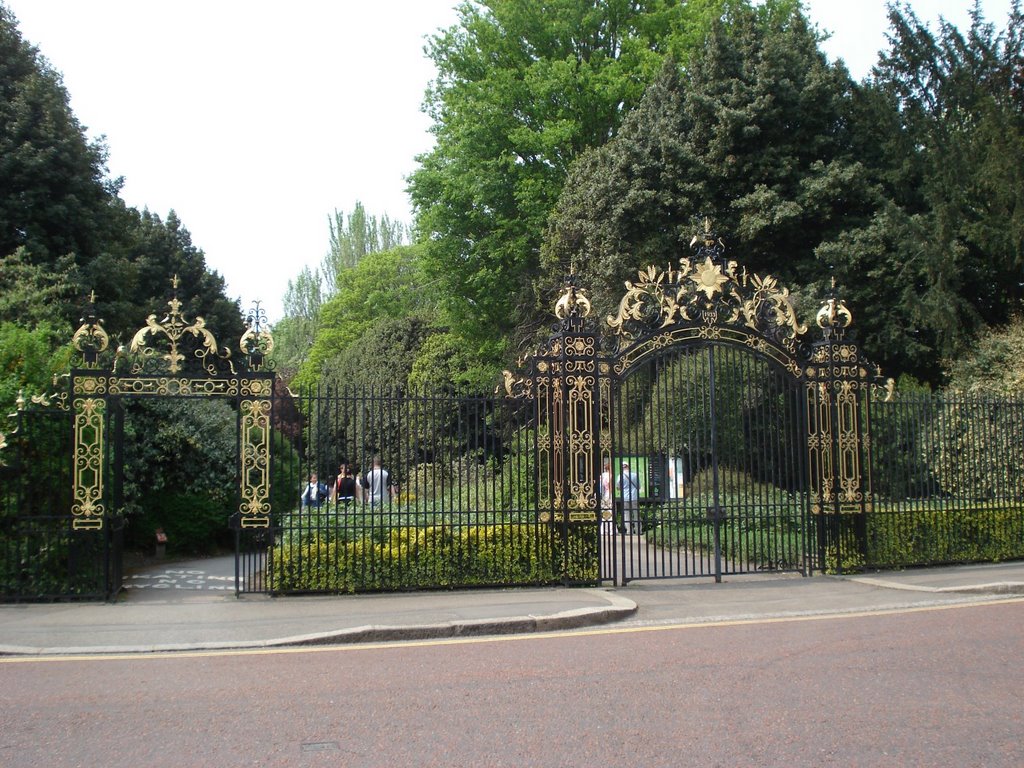 Queen`s Mary Gate - © Émerson-V by Émerson-V