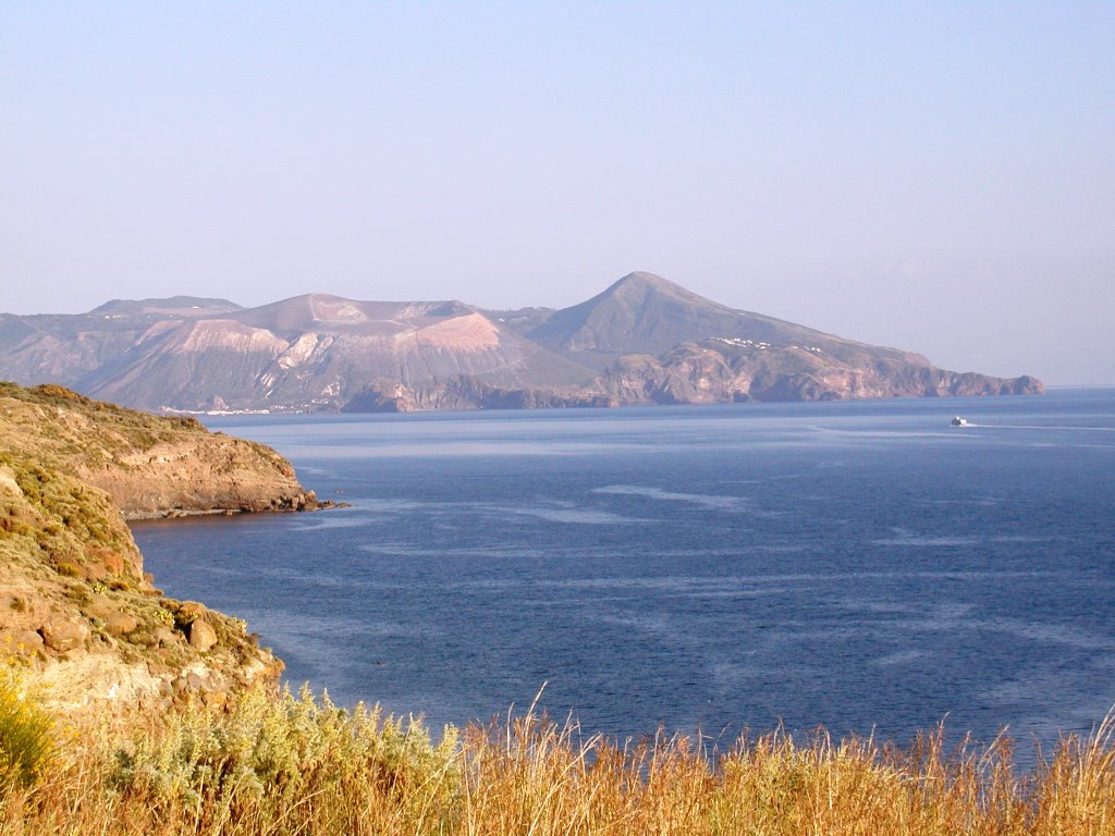 Lipari: Vulcano dalla Bruca by Antonio Iacullo