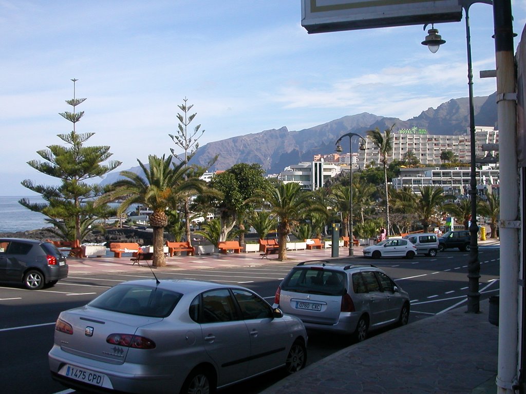 Road above Playa de la Arena, view of Los Gigantes by hamtpa