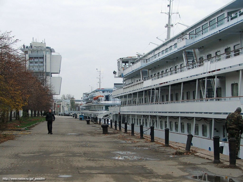 Ships near the riverside station by Vadim Anokhin