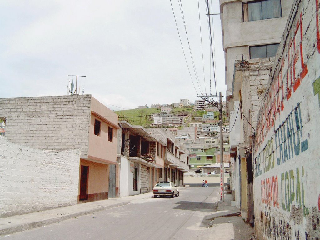 Calle del sur de quito hacia la montaña by luigicorleone