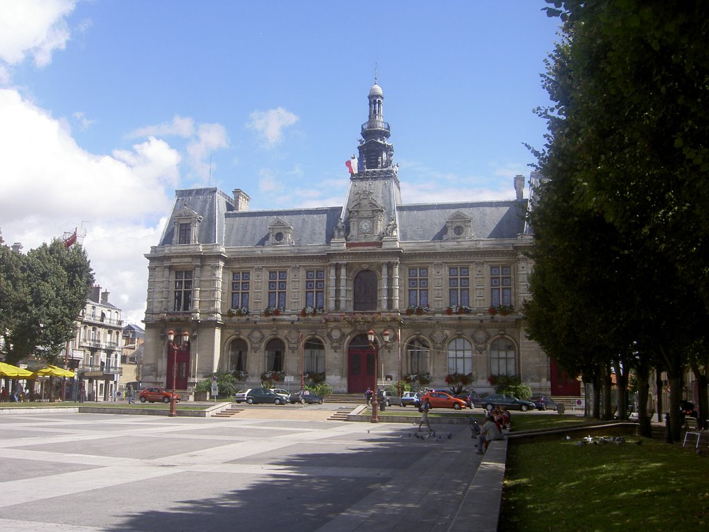 Poitiers Town Hall by Jaim Uruna