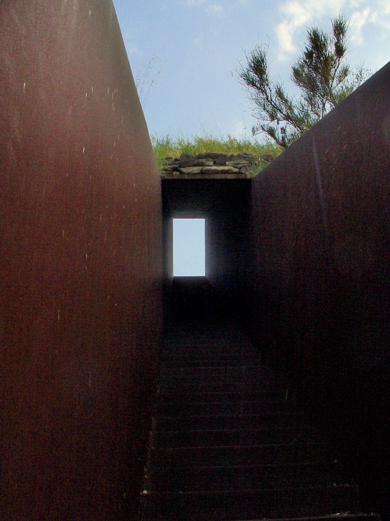 Spanien_Katalonien_Portbou_Memorial Walter Benjamin_Dani Karavans 'Passages'_Im Korridor, Blick zurück by Elmokula