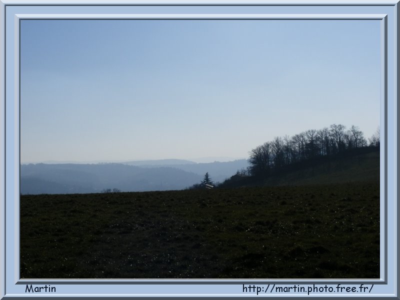 Au premier plan un pré pentu au second la ville de Saint-Etienne et à l’arrière plan le Pilat blanchi pas la neige ! by martin.photo