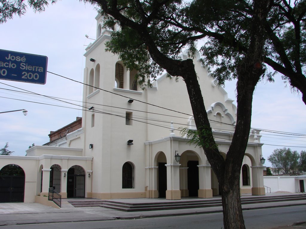 Iglesia Plaza San Martín by Connie Sierra