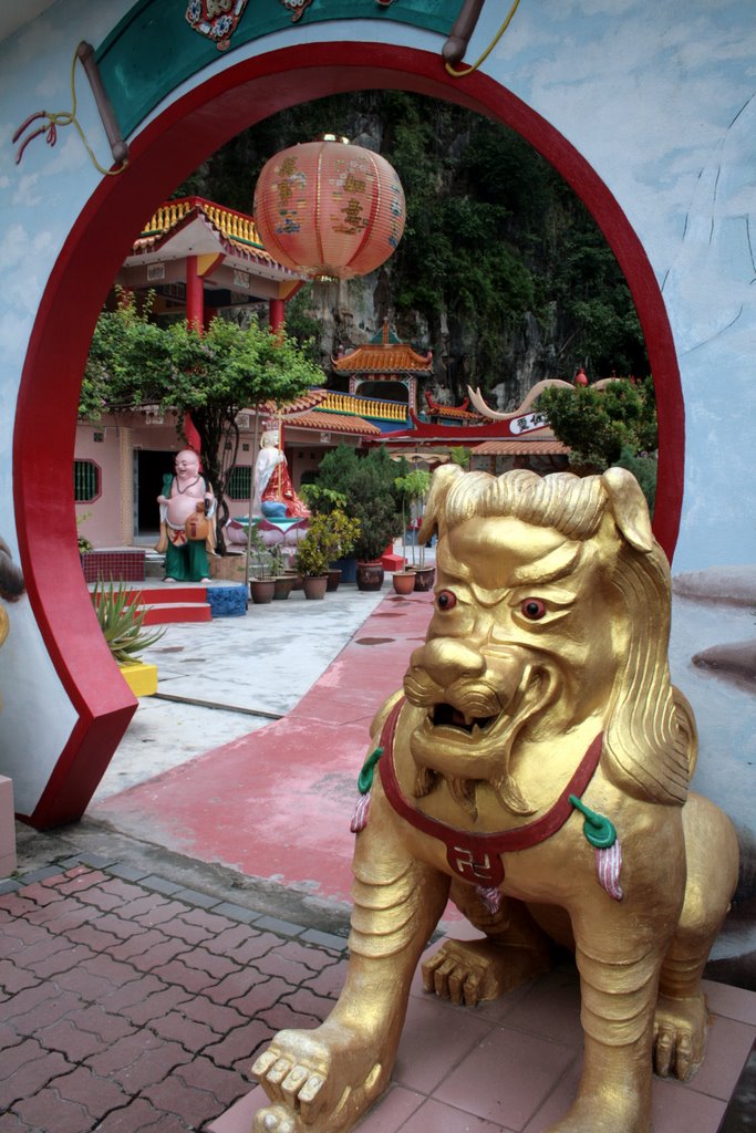 Sam Poh Tong Temple 05 by Stefano Iannone (Yan…