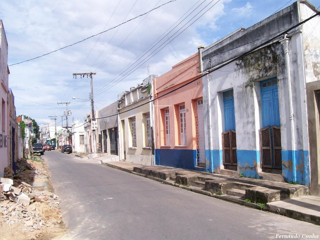 Residencias de famílias de classe média, das décadas de 1950/1960/1970 do século passado, localizadas em uma das mais tradicionais ruas de Marabá, a 5 de Abril, na Cidade Velha. by Nando Cunha