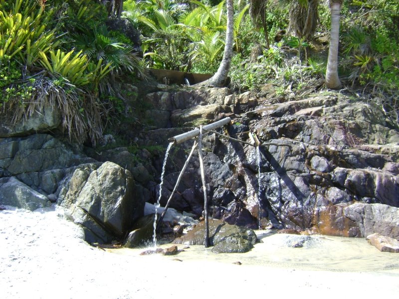 Fonte de água doce em Itacarézinho by Rubens Almeida