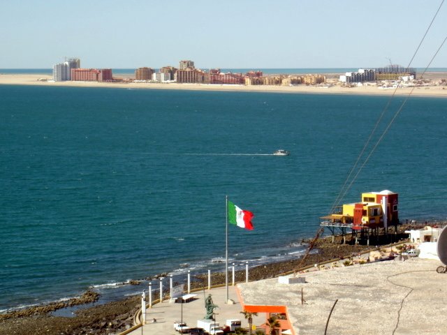 MALECON Y PLAYA DE ORO by Jr Garcia