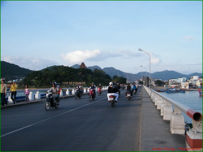 Xóm Bóng: Cầu - Pont – Bridge by Vietnam Atlas