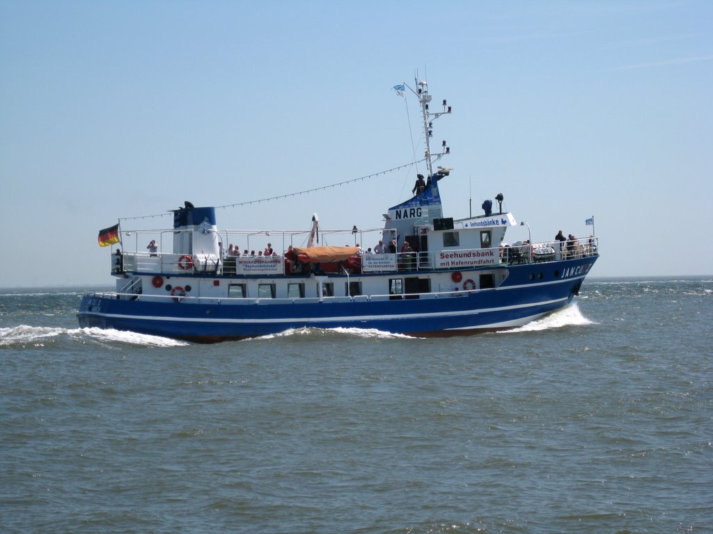 Cuxhaven-Döse - "Jan Cux II" (Schiffstouren zu den Seehundsbänken sowie Hafenrundfahrten) auf dem Rückweg nach Cuxhaven in der Elbemündung by Robert-68