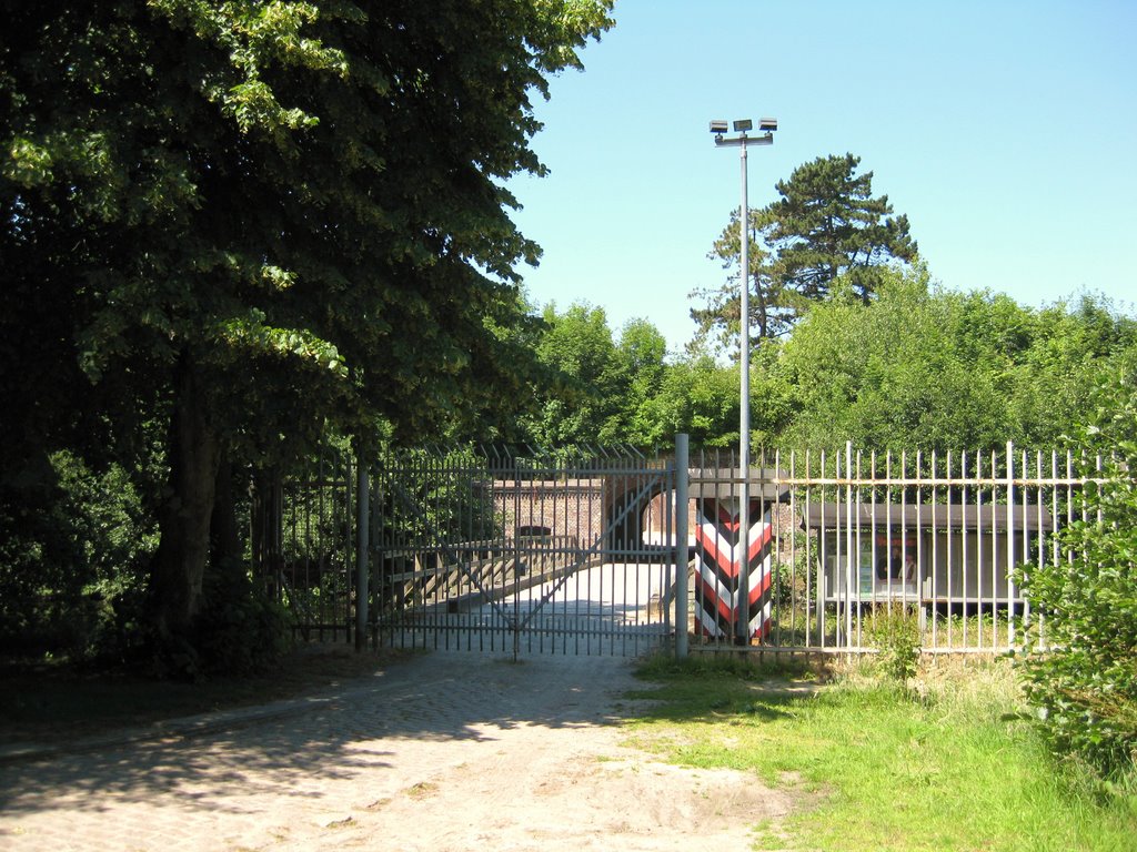 Cuxhaven-Döse - Fort Kugelbake (Eingangsbereich) - letzte erhaltene Festung an der deutschen Nordseeküste (1869–1879 auf dieser strategisch günstigen Position errichtet, um feindlichen (damals: französischen) Kriegsschiffen die Zufahrt in die Elbe zu versperren) by Robert-68