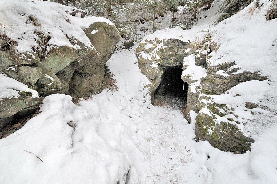 Mundloch Eisenhöhle 1620, Umbenennung in Karl May Höhle 1936 by swantewit