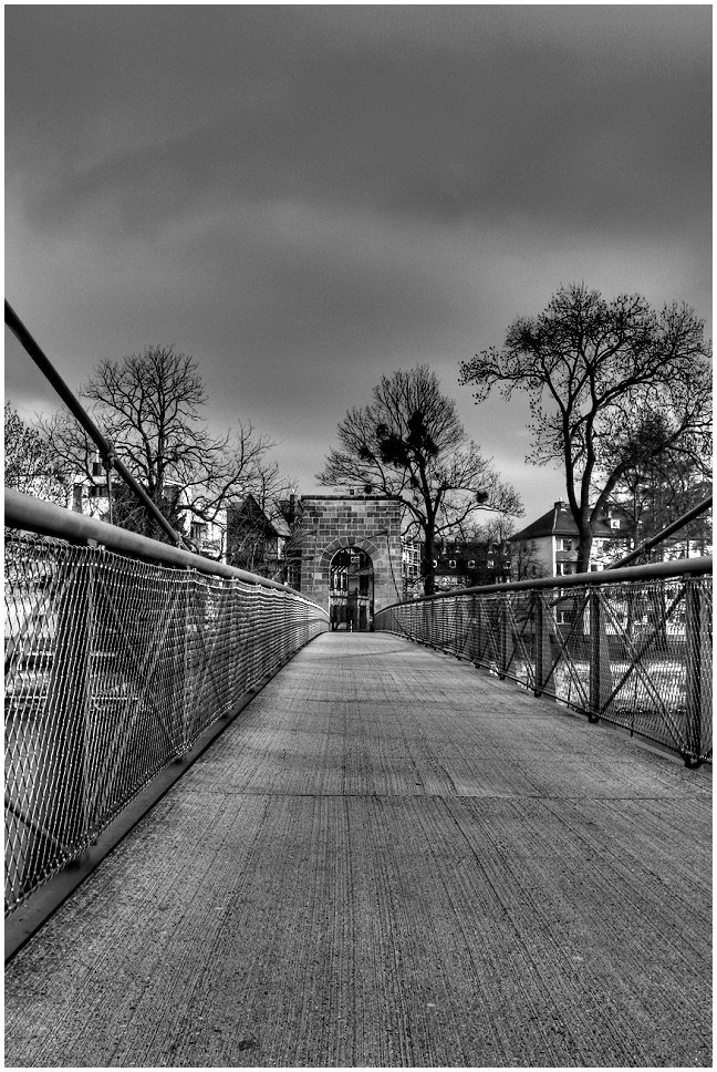 Drahtbrücke in sw by Andreas Schwind