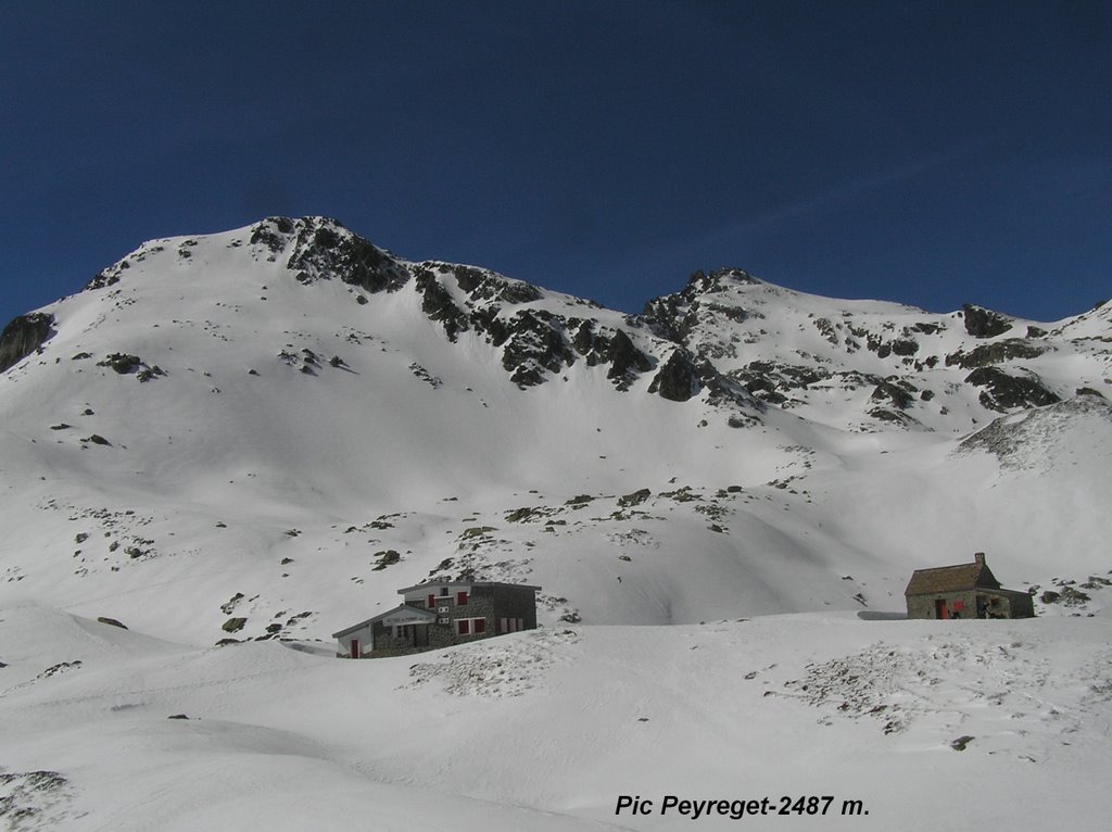 Refugio de Pombie y Peyréget by César Urien