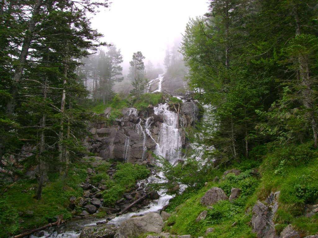 Pirenei - Cascata nei pressi di Pont d'Espagne by archeomosk