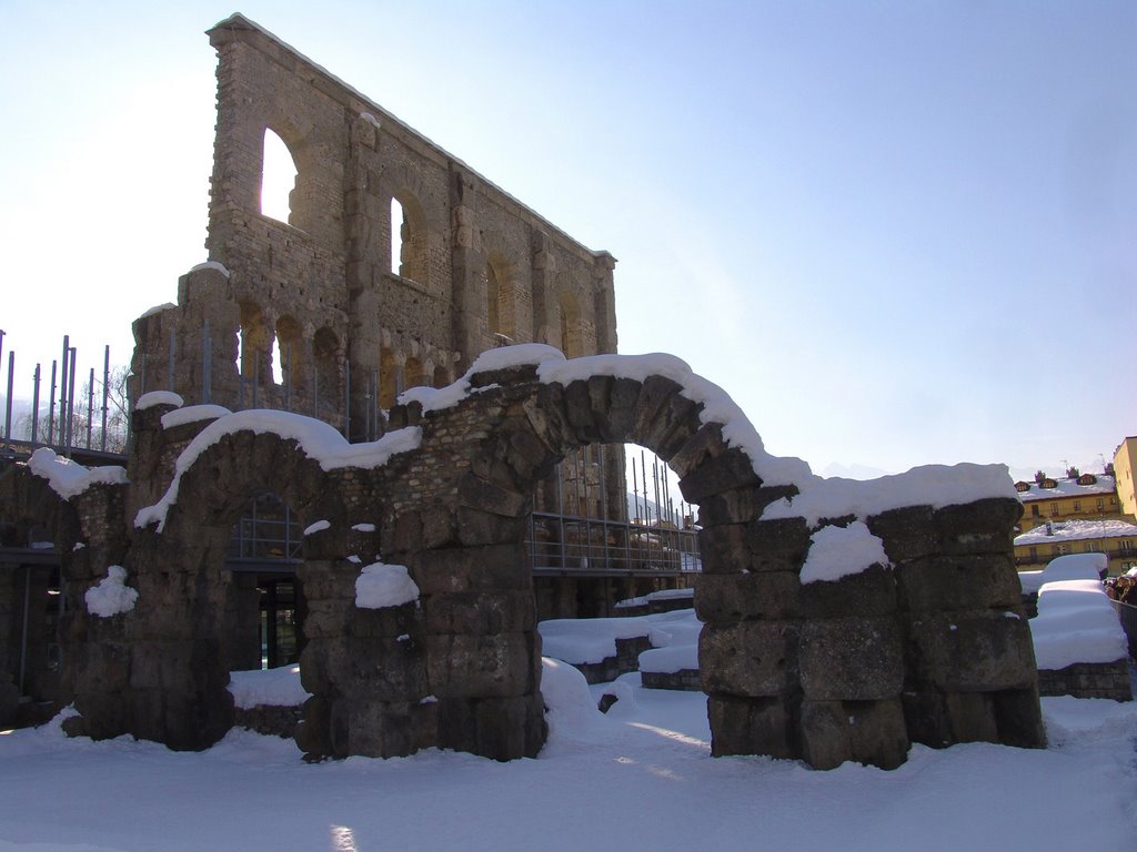 Rovine del teatro romano con neve, Aosta (Augusta Praetoria Salassorum) Gennaio 2009 by Marco Ferrari