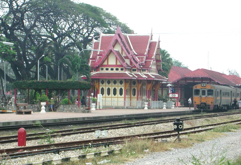 Hua Hin Railway Station by tapio tarvainen