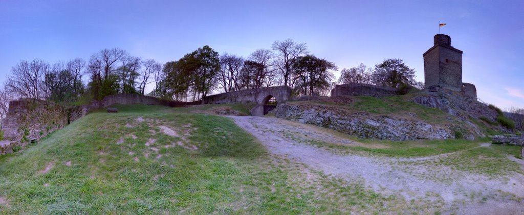 Panorama-Ansicht der Burgruine Falkenstein by hundertvolt