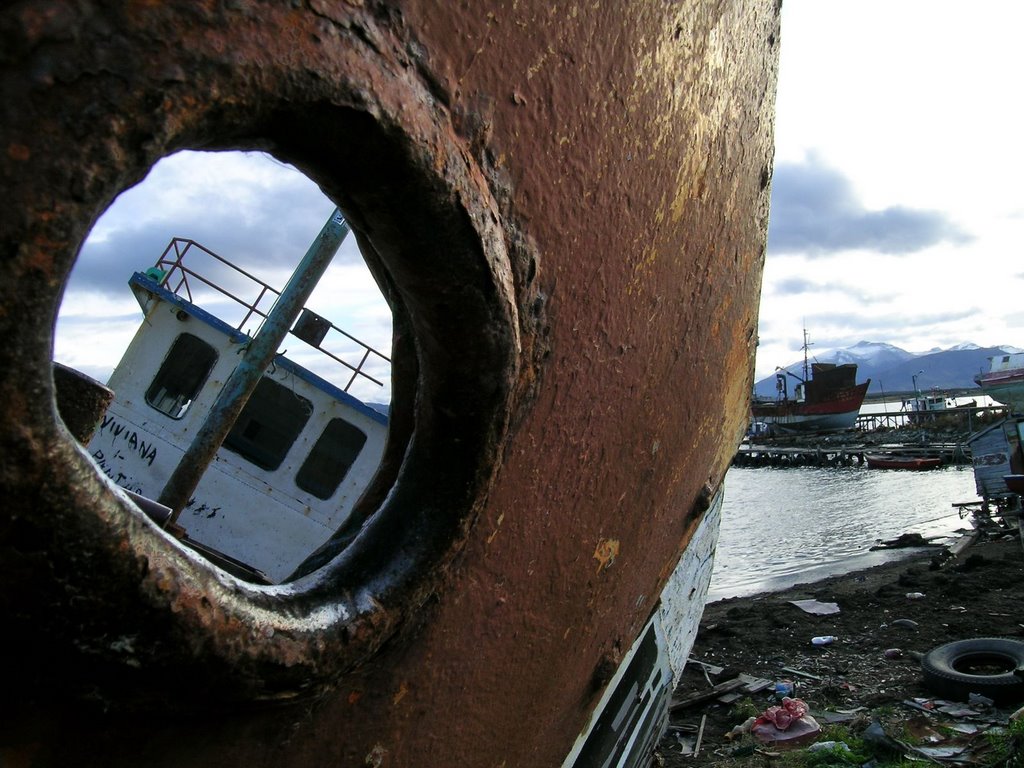 Boat Hole by wildadelasia