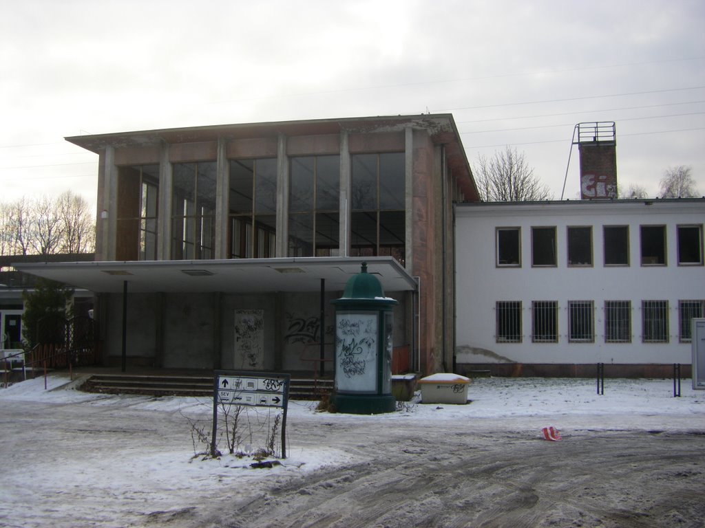 Bahnhof Potsdam-Pirschheide, ehemaliges Eingangsbauwerk (Januar 2009) by UwCa