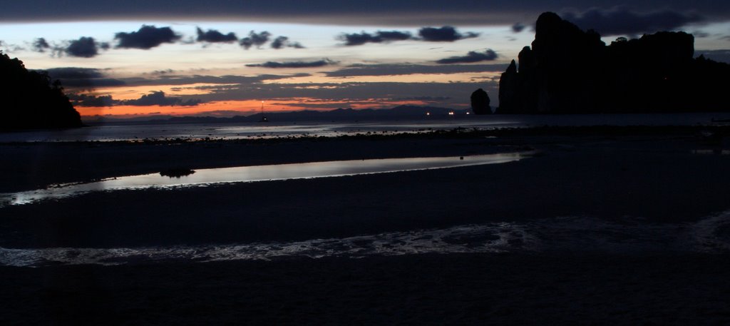 Getting dark on Phi Phi Don by lizstephens