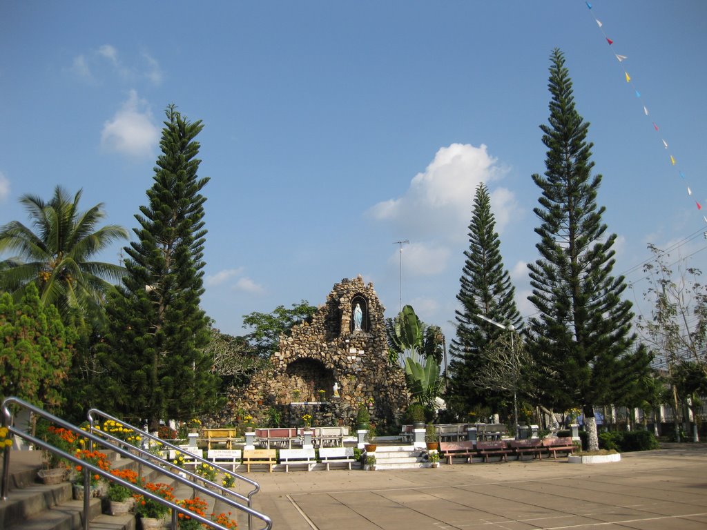 Sân trước nhà thờ by Nam Tuan