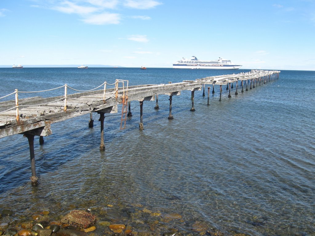 Antiguo muelle by Andrés Galleguillos