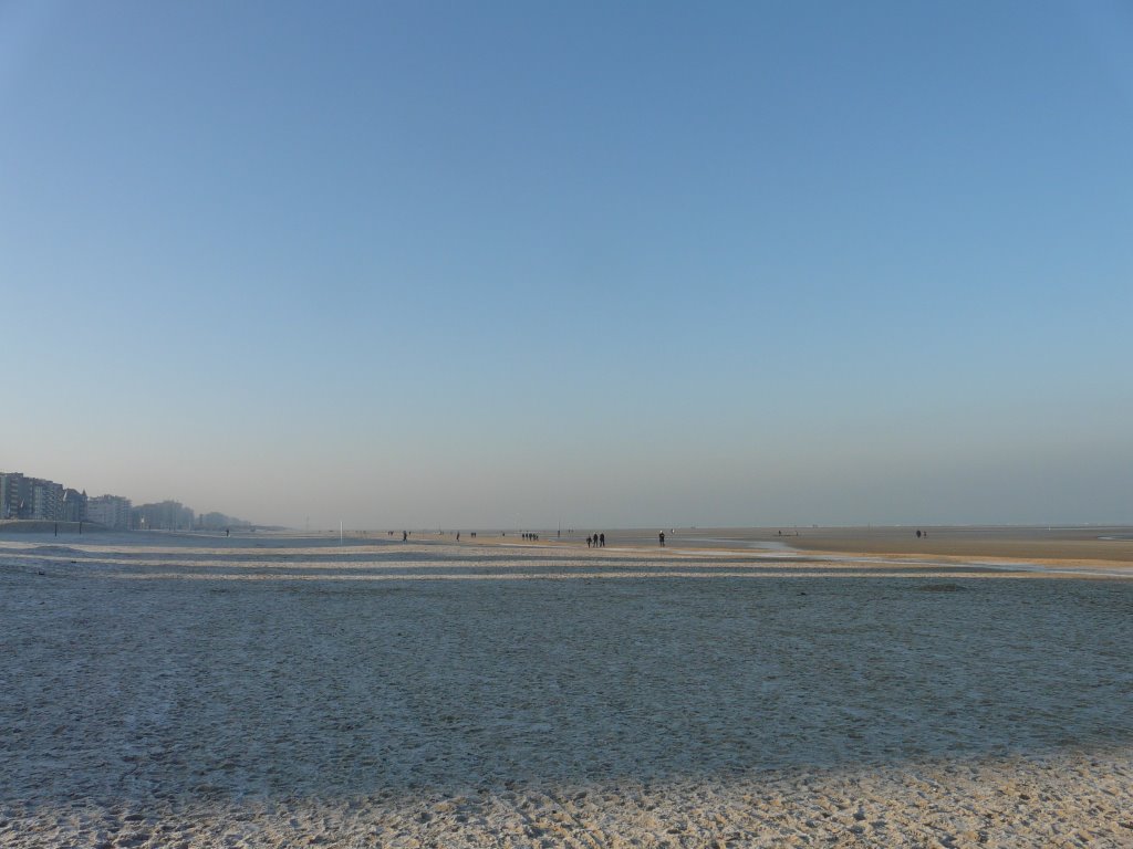 Het strand bij De Panne bij midwinterlicht, zicht op zuidwesten by David Jimmink