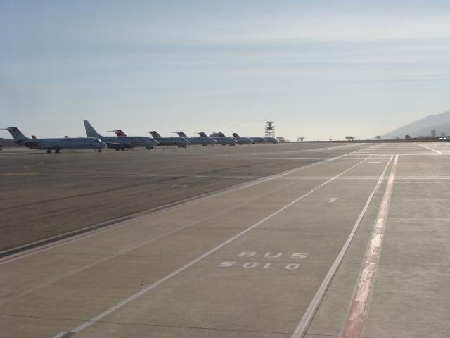 Aviones en la terminal nacional del aeropuerto by varias personas