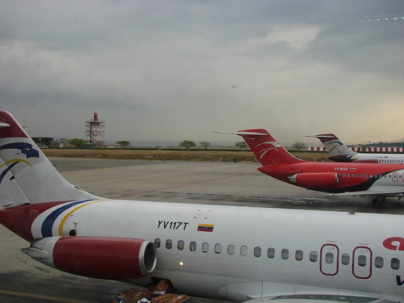 AVIONES DE ASERCA EN LA TN DEL AEROPUERTO by varias personas