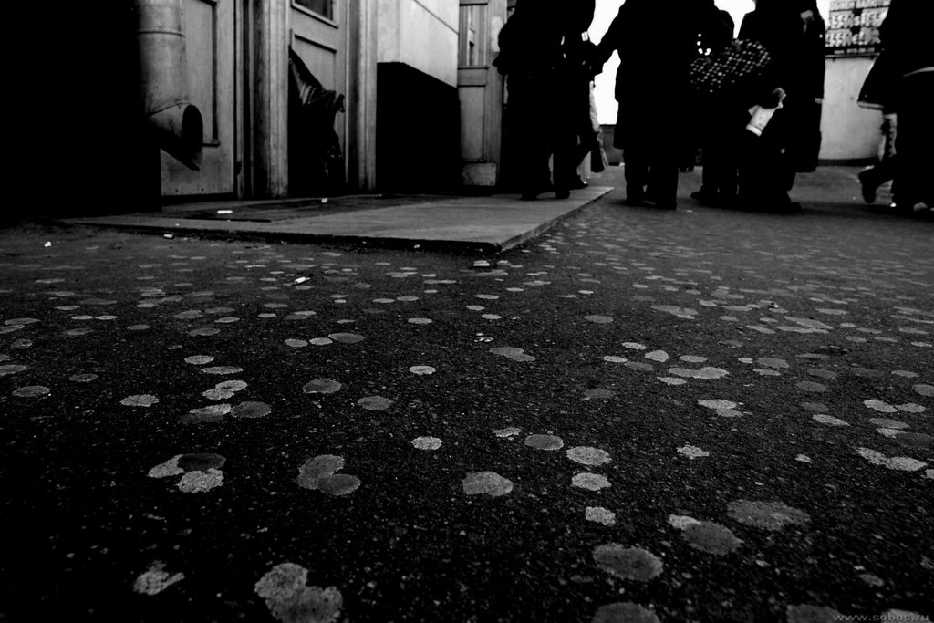 E3022857_Zhevzchka_u_metro__Chewing_Gum_near_the_Tube.jpg by Vlad Zotov