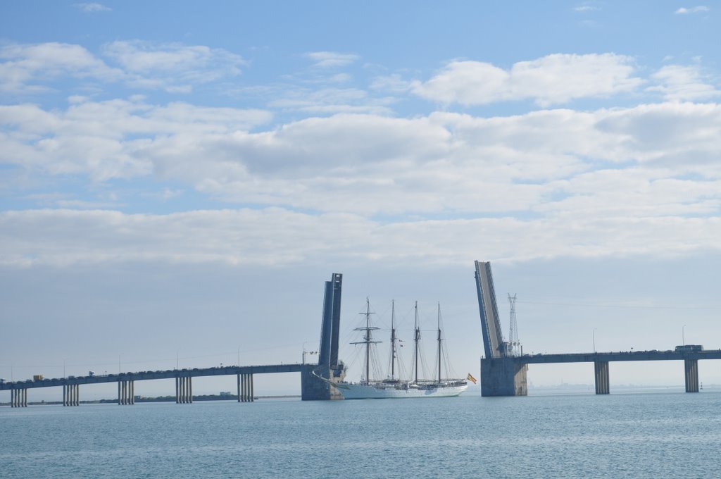 Juan Sebastian Elcano cruzando el puente by Manolo Dueñas