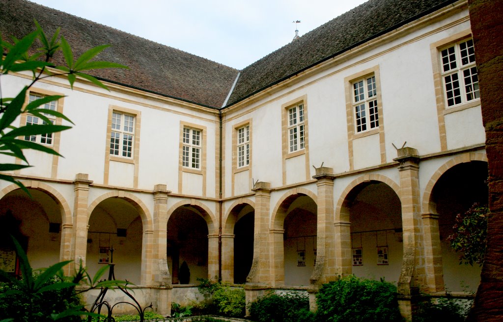 Paray-le-Monial : le cloître de l'abbaye by François Madic