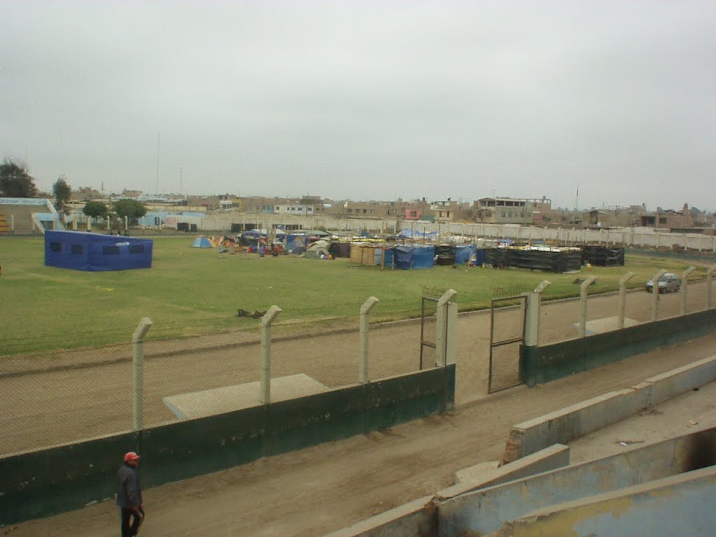 Pisco, Carpas en estadio Municipal, terremoto 15 ago.2007 by Jose_Maria_Quiroz