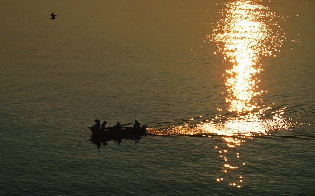 Crossing the Light / Σταυροβασιλεμα στο Αγιο Ορος by Stathis Xionidis