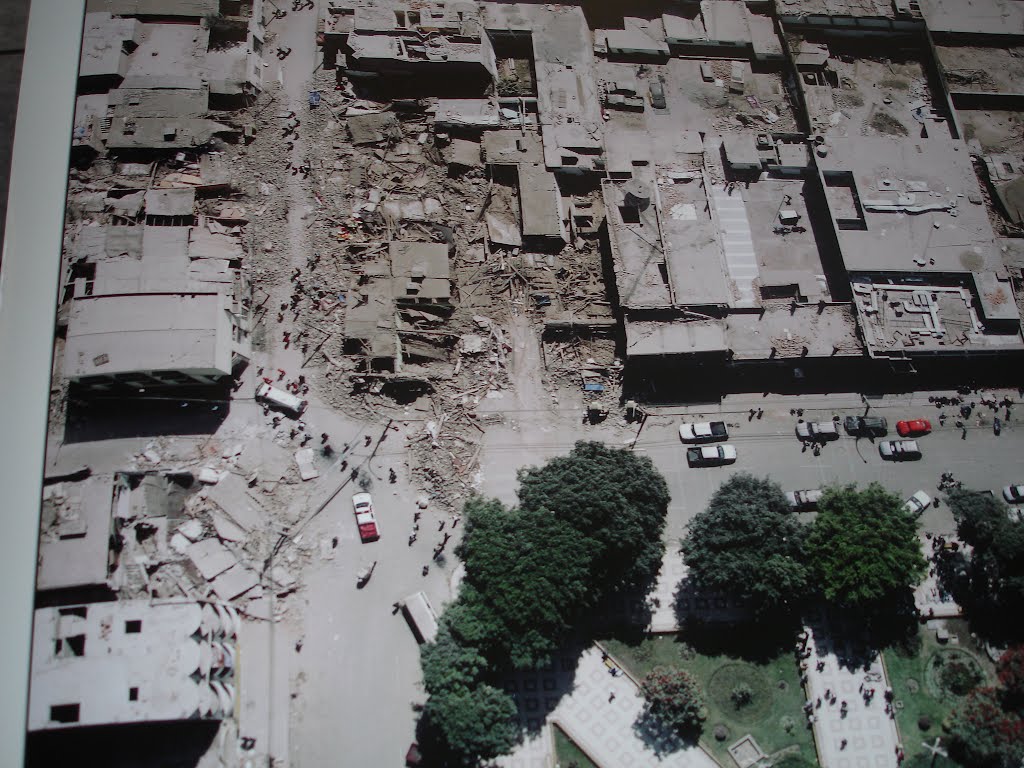 Pisco, vista aerea de Hotel Pisco y Hotel Progreso, destruidos, terremoto 15 Ago. 2007 by Jose_Maria_Quiroz