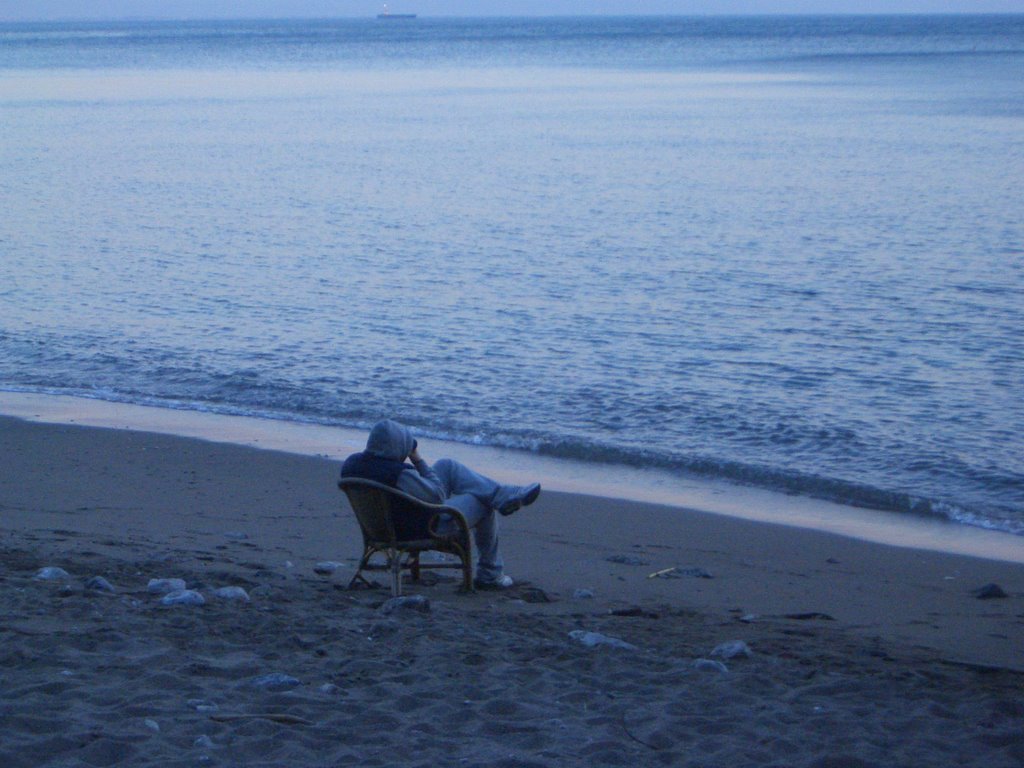 Un uomo in riva al mare by Robertiina