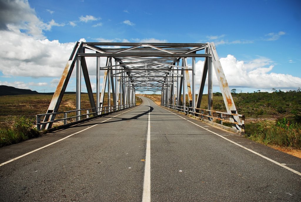 Ponte no rio Yuruani by Roberto Carlos Calef…