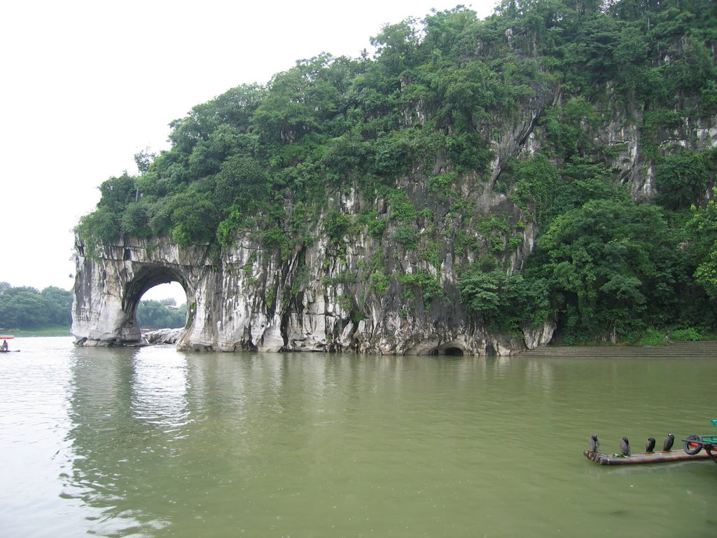 China, Guilin, Olifantslurfheuvel by Leen Groenendijk