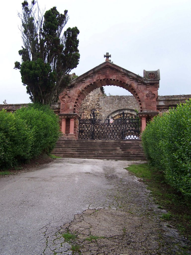 Entrada al cementerio de Comillas. by jetxea