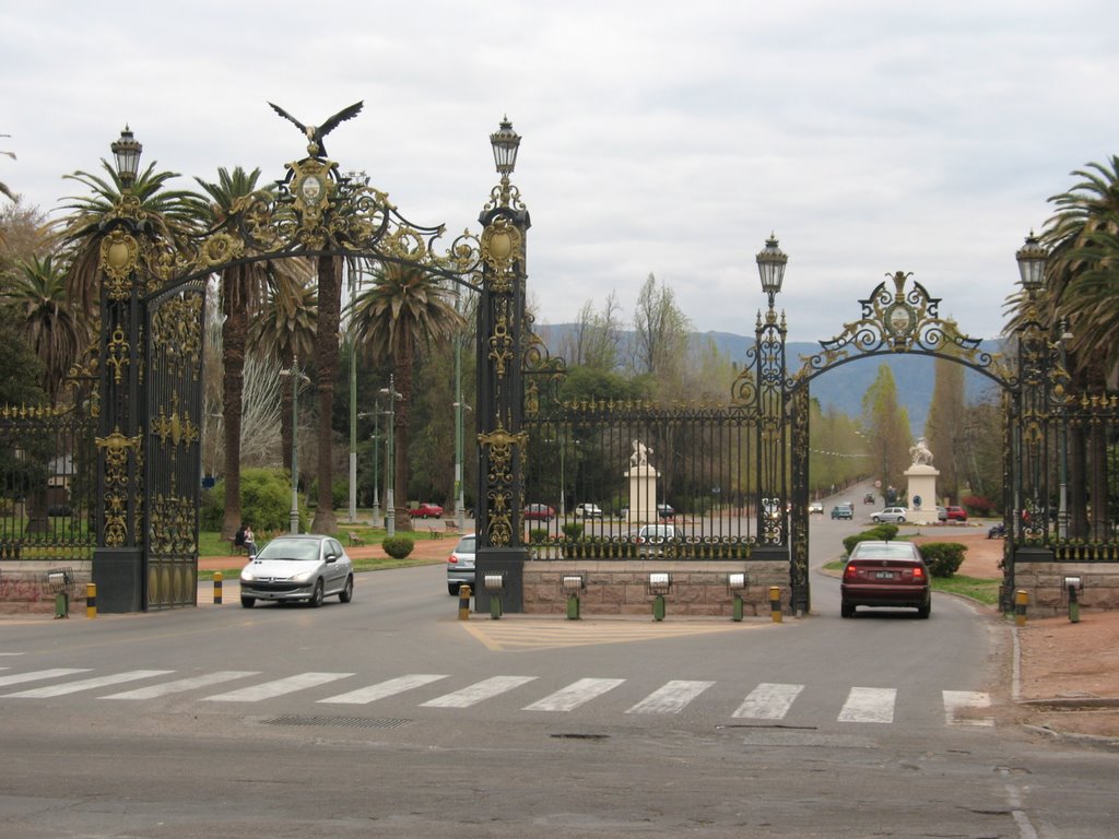 Entrada del Parque San Martín by tomassaccotambella