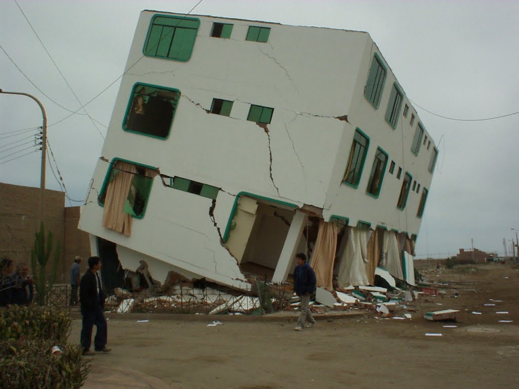 Pisco, Urb La Alborada,casa de "Miguelón", colapsada, terremoto 15 ago. 2007 by Jose_Maria_Quiroz