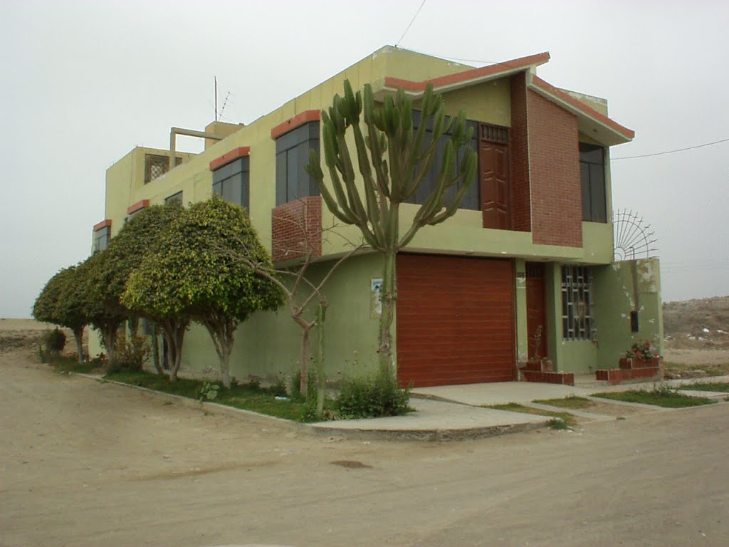 Pisco, Urb. La Alborada, vivienda dañada en interior, demolida, terremoto 15 Ago. 2007 by Jose_Maria_Quiroz