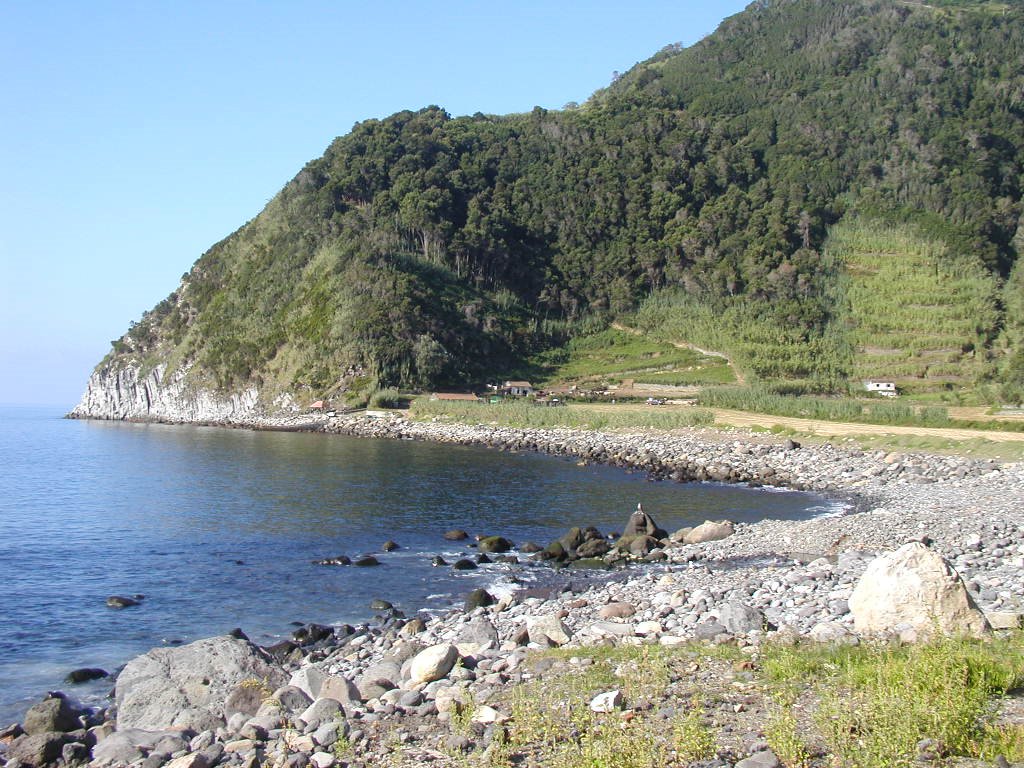 Faial da Terra à beira mar by Domingos Cabral